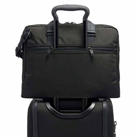 leather,luggage,briefcase,bag,portfolio,fashion,case,purse,business,modern,classic,retro,contemporary,zip up,wear,accessory,laptop bag,satchel